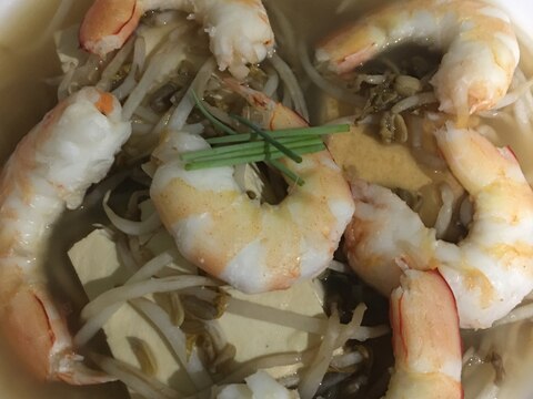 大きめ豆腐とたっぷりもやし、海老乗せスープ